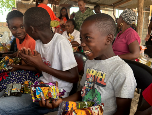 Crianças recebendo ajuda